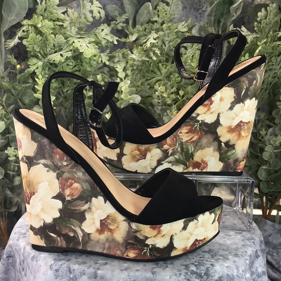 Windsor Open Toe Black Micro Suede Floral Print 5.5” Wedges WMS 8M💐Like NEW💐 - Picture 3 of 9